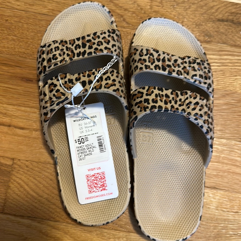 NWT Freedom Moses sandals